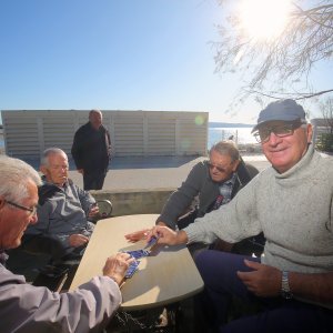 Sunčano vrijeme na blagdan mnogi Splićani iskoristili su za kupanje i šetnju uz more