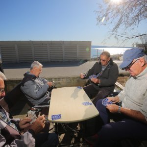 Sunčano vrijeme na blagdan mnogi Splićani iskoristili su za kupanje i šetnju uz more