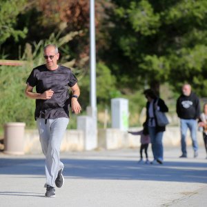 Sunčano vrijeme na blagdan mnogi Splićani iskoristili su za kupanje i šetnju uz more