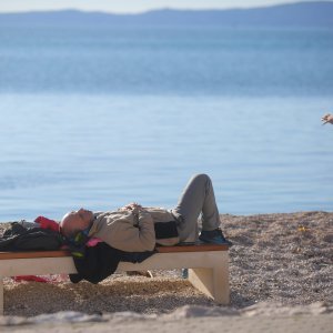 Sunčano vrijeme na blagdan mnogi Splićani iskoristili su za kupanje i šetnju uz more