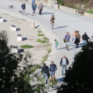 Sunčano vrijeme na blagdan mnogi Splićani iskoristili su za kupanje i šetnju uz more