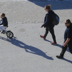 Sunčano vrijeme na blagdan mnogi Splićani iskoristili su za kupanje i šetnju uz more