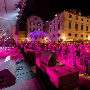 Neno Belan u sklopu Dubrovačkog zimskog festivala nastupio na Stradunu