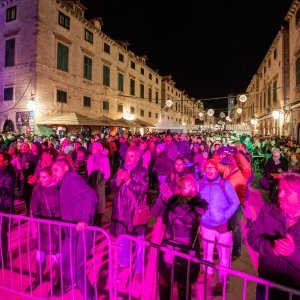 Neno Belan u sklopu Dubrovačkog zimskog festivala nastupio na Stradunu