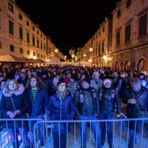 Neno Belan u sklopu Dubrovačkog zimskog festivala nastupio na Stradunu