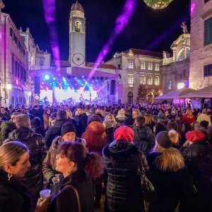 Neno Belan u sklopu Dubrovačkog zimskog festivala nastupio na Stradunu