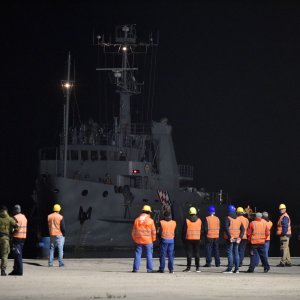 Olupina Kiowa helikoptera stigao u luku Gaženicu