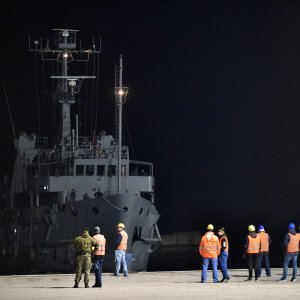 Olupina Kiowa helikoptera stigao u luku Gaženicu