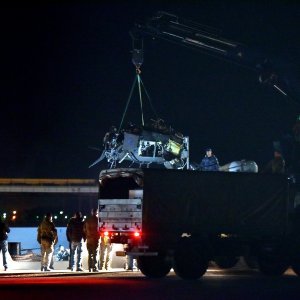 Olupina Kiowa helikoptera stigao u luku Gaženicu