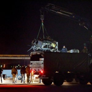 Olupina Kiowa helikoptera stigao u luku Gaženicu