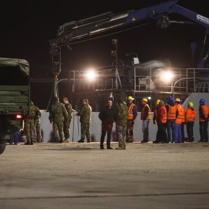 Olupina helikoptera Kiowa stigla u luku Gaženica