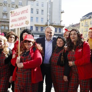 Zagreb: Vesela fašnička povorka prodefilirala je centrom grada