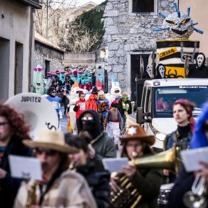 Maškare u gradu Drnišu završile paljenjem krnje Coronavirusa