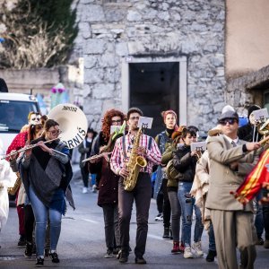 Maškare u gradu Drnišu završile paljenjem krnje Coronavirusa