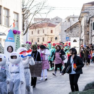 Maškare u gradu Drnišu završile paljenjem krnje Coronavirusa