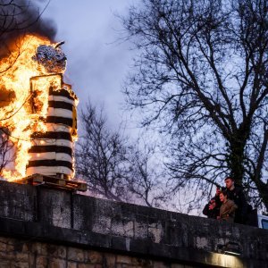 Maškare u gradu Drnišu završile paljenjem krnje Coronavirusa