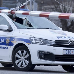 Policijski automobil naletio na rampu