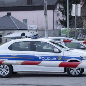 Policijski automobil naletio na rampu