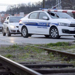 Policijski automobil naletio na rampu