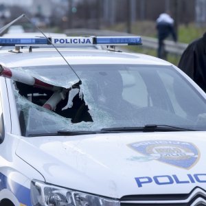 Policijski automobil naletio na rampu