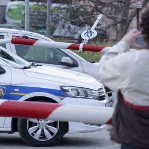 Policijski automobil naletio na rampu