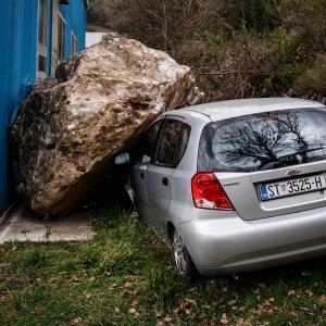 Stijena pala na auto