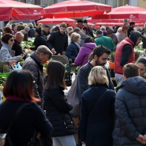 Zagreb: Velika gužva na tržnici Dolac