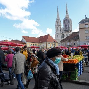 Zagreb: Velika gužva na tržnici Dolac