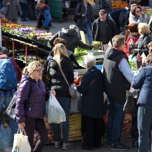 Zagreb: Velika gužva na tržnici Dolac