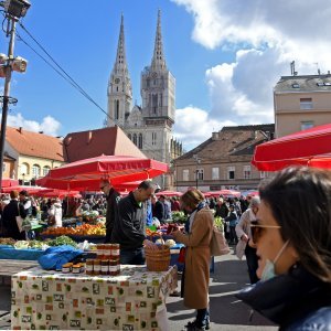 Zagreb: Velika gužva na tržnici Dolac