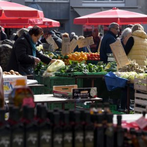 Zagreb: Velika gužva na tržnici Dolac