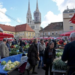 Zagreb: Velika gužva na tržnici Dolac