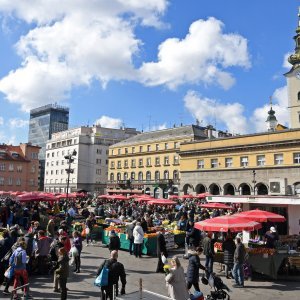 Zagreb: Velika gužva na tržnici Dolac