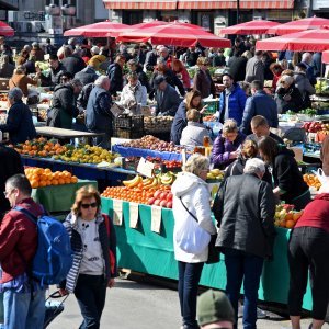 Zagreb: Velika gužva na tržnici Dolac