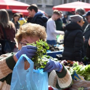 Zagreb: Velika gužva na tržnici Dolac