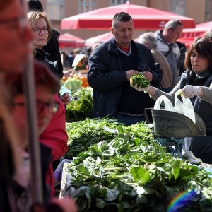 Zagreb: Velika gužva na tržnici Dolac