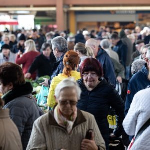 Velika gužva na tržnici u Utrinama