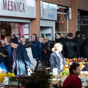 Velika gužva na tržnici u Utrinama