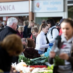 Velika gužva na tržnici u Utrinama