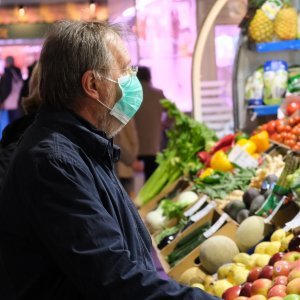 Građani pojačano kupuju namirnice zbog straha od izolacije