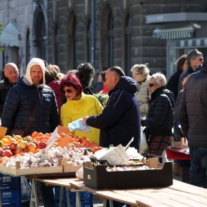 Rijeka: Redovi pred mesnicama i gužva na tržnici