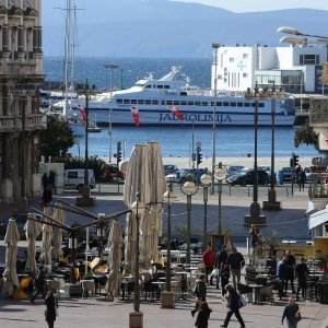 Prazne terase na Korzu zbog situacije sa širenjem koronavirusa