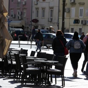 Prazne terase na Korzu zbog situacije sa širenjem koronavirusa