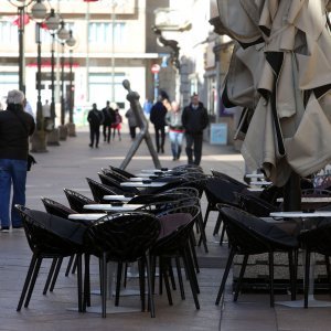 Prazne terase na Korzu zbog situacije sa širenjem koronavirusa