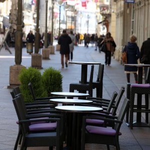 Prazne terase na Korzu zbog situacije sa širenjem koronavirusa