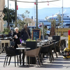 Prazne terase na Korzu zbog situacije sa širenjem koronavirusa