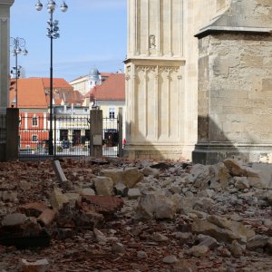 Katedrala i Nadbiskupski dvor nakon potresa