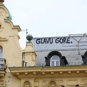 Grafit 'Glavu gore' na Trgu bana Jelačića