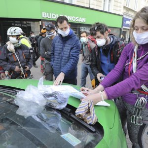 Zagreb: Volonteri saniraju uništene dimnjake na gradskim krovovima