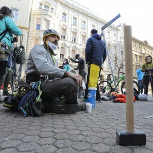 Zagreb: Volonteri saniraju uništene dimnjake na gradskim krovovima